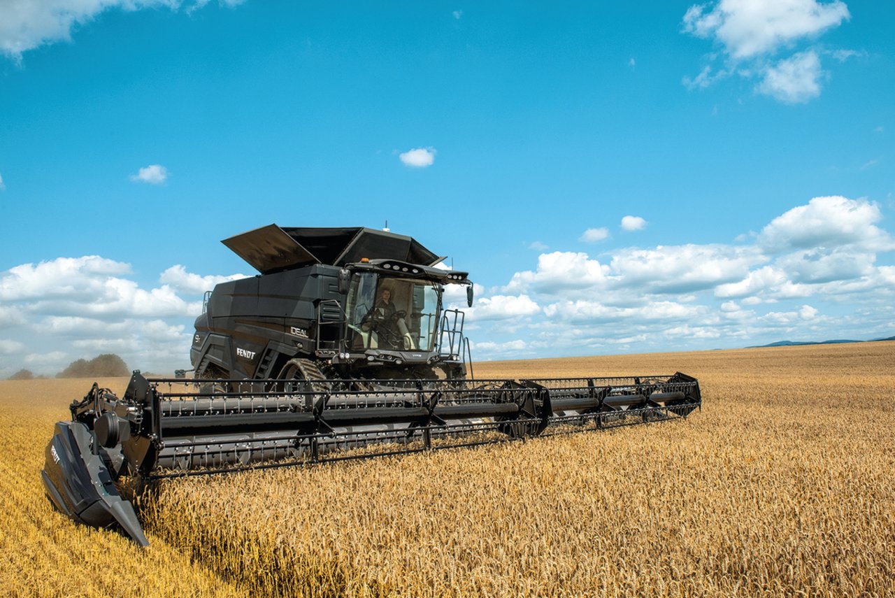 Grüne Halme im Erntegut erschweren die Ernte. Es braucht Können und Fingerspitzengefühl des Fahrers, um den Mähdrescher auf die Situation einzustellen. Bild: zvg