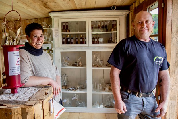 Die Landwirte Hans-Peter Steffen und Doris Bigler in ihrem Hofladen in Zell LU. Bild: Pia Neuenschwander