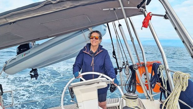Lotti Baumann am Steuer der Segeljacht «Nisirepe». «Das hätte ich mir nie träumen lassen», sagt die frühere Bäuerin. 
