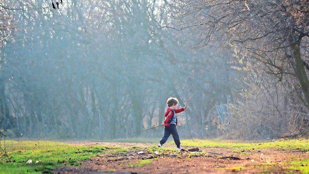 Wölfe greifen äusserst selten Menschen an. Tun sie es dennoch, gehen sie in der Regel auf Kinder los. In Gebieten mit Wölfen sollten kleine Kinder nicht unbeaufsichtigt in der Natur spielen. 