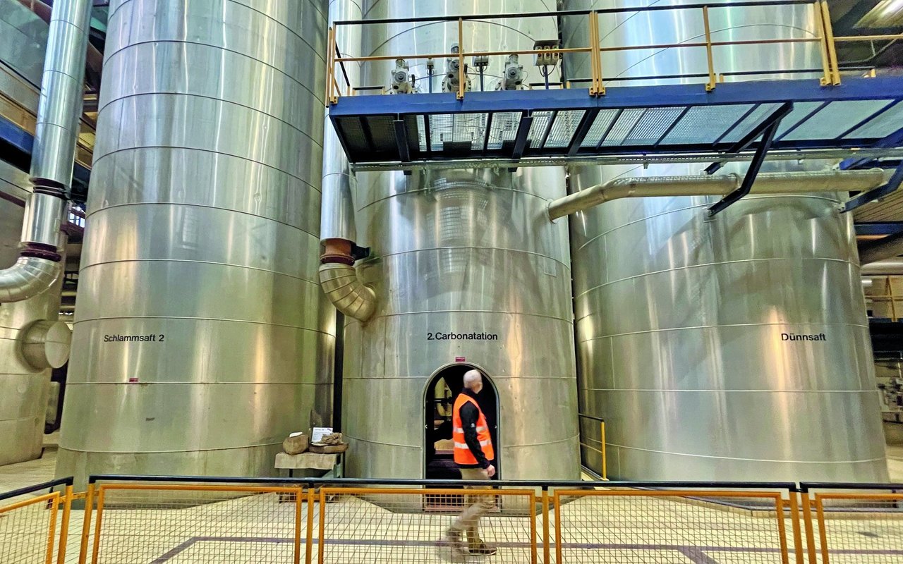 Drei "Silos" stehen nebeneinander, in denen die Zuckerrüben gereinigt und gedampft werden.