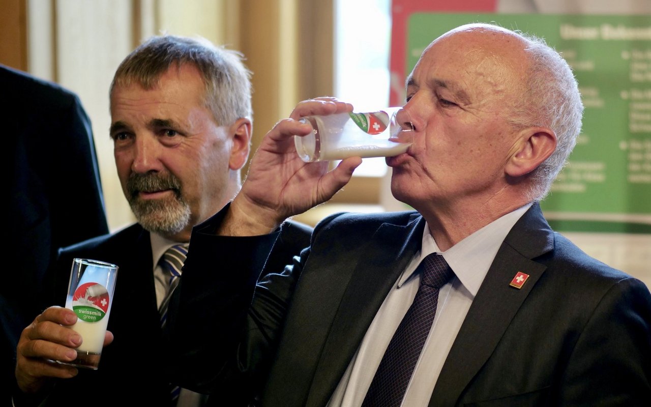 Hanspeter Kern und Ueli Maurer trinken ein Glas Milch.
