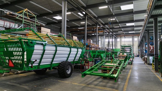 Agrar-Ladewagen sind in der Schweiz seit vielen Jahrzehnten sehr beliebt. Die Agrar Landtechnik AG produziert noch heute jährlich rund 100 Stück der legendären Marke. Bild: Mareycke Frehner