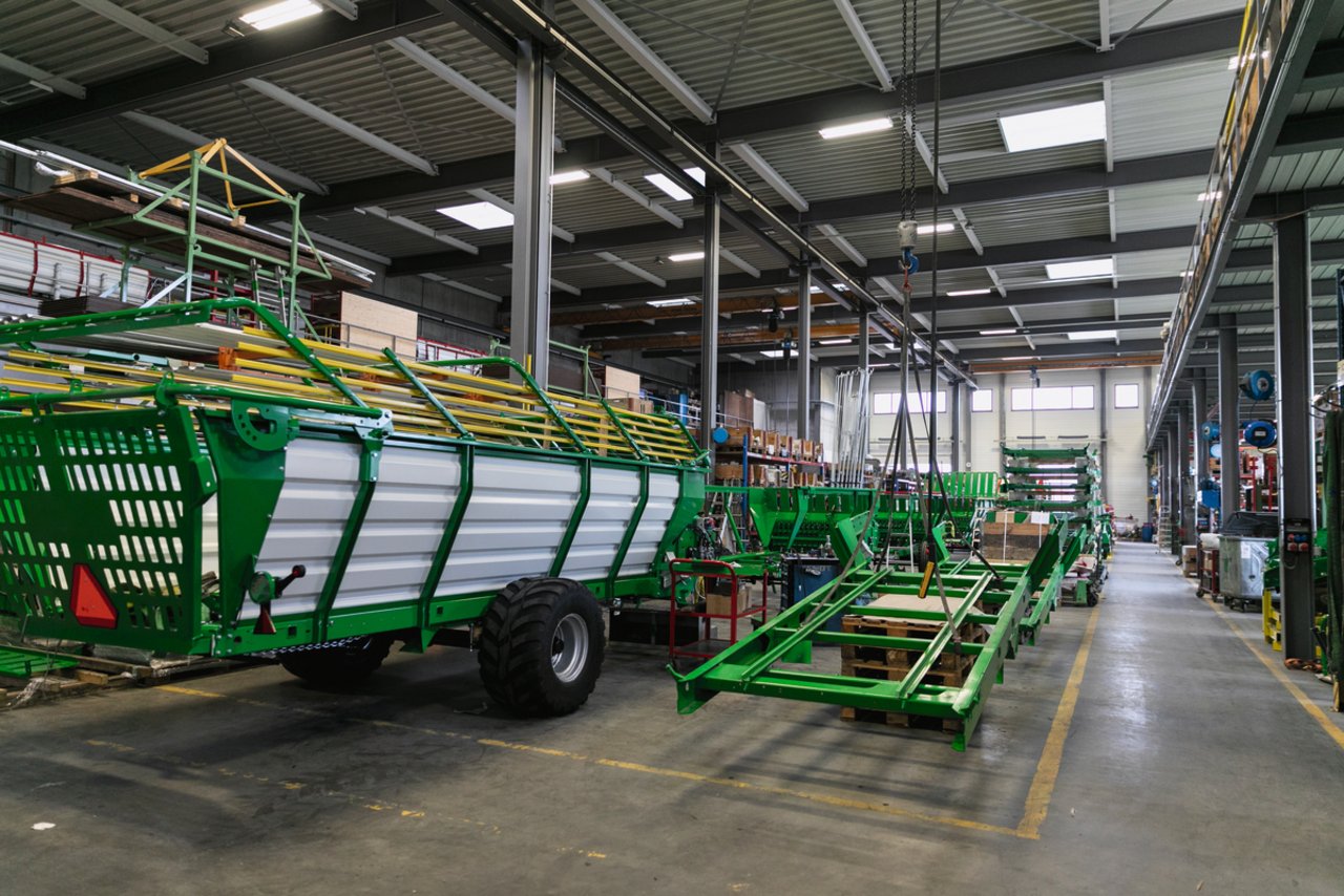 Agrar-Ladewagen sind in der Schweiz seit vielen Jahrzehnten sehr beliebt. Die Agrar Landtechnik AG produziert noch heute jährlich rund 100 Stück der legendären Marke. Bild: Mareycke Frehner