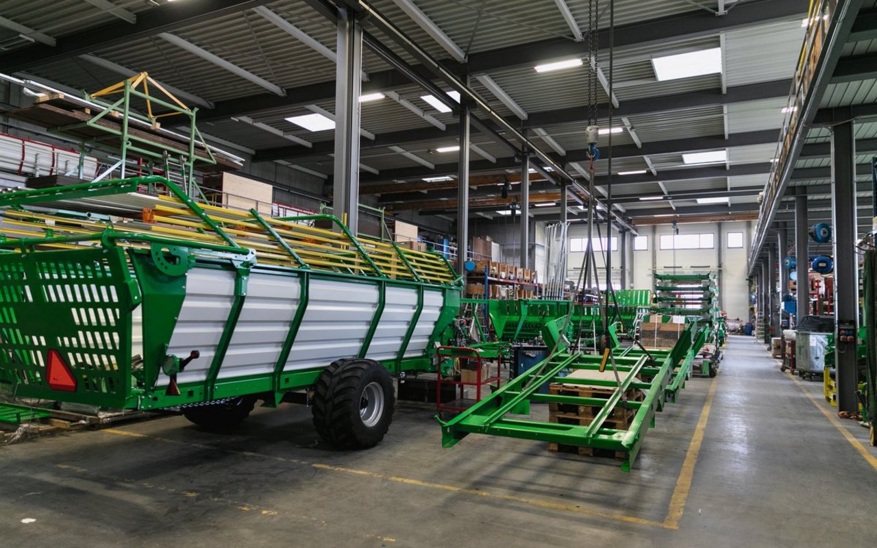 Agrar-Ladewagen sind in der Schweiz seit vielen Jahrzehnten sehr beliebt. Die Agrar Landtechnik AG produziert noch heute jährlich rund 100 Stück der legendären Marke. Bild: Mareycke Frehner