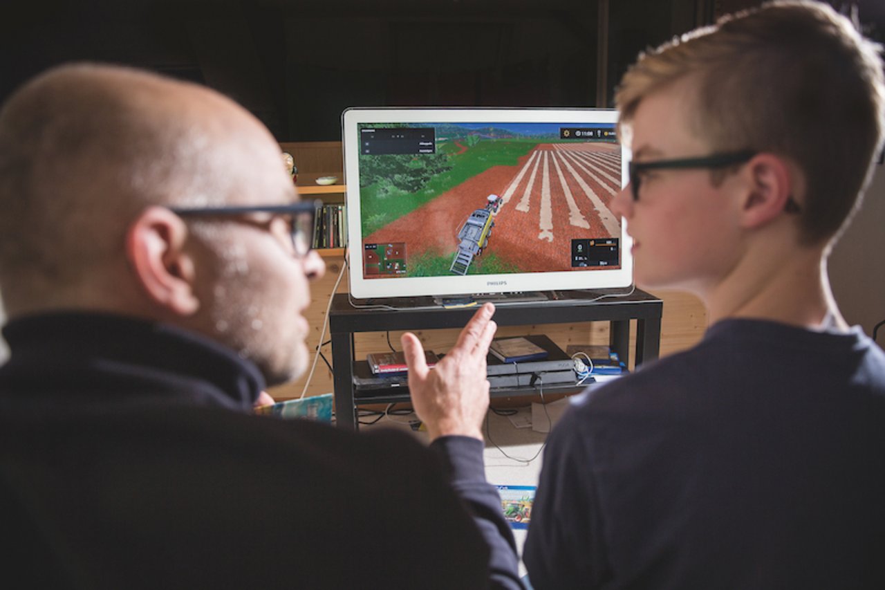 David Eppenberger diskutiert mit seinem Sohn über die Landwirtschaft dank dem Landwirtschafts-Simulator. (Bild Mareycke Frehner)