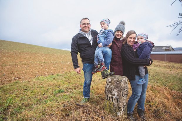 Landwirtschaft im nördlichsten Zipfel der Schweiz Roger und Ute Schlatter mit Diana (11), Adrian (3) und Louis (2). Bild: Gian Vaitl