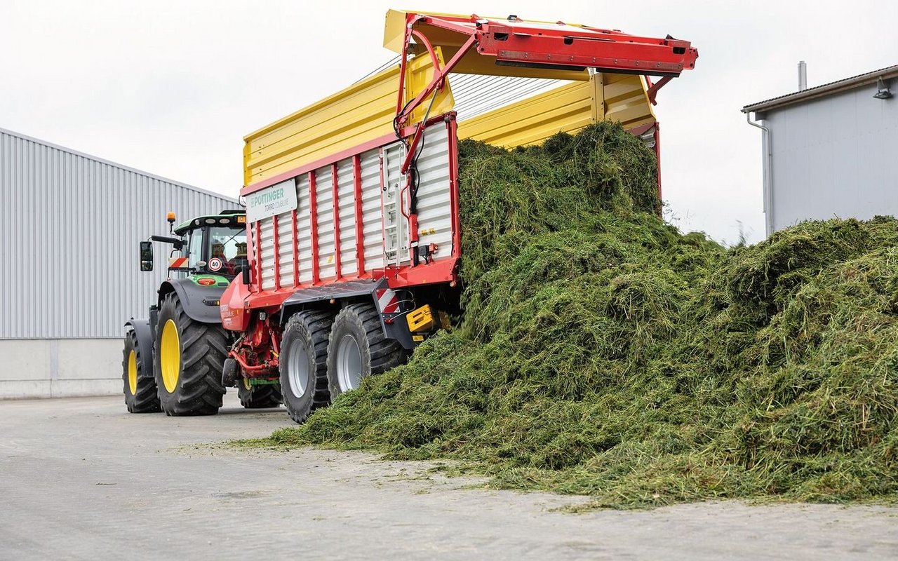 Gras abladen mit Ladewagen