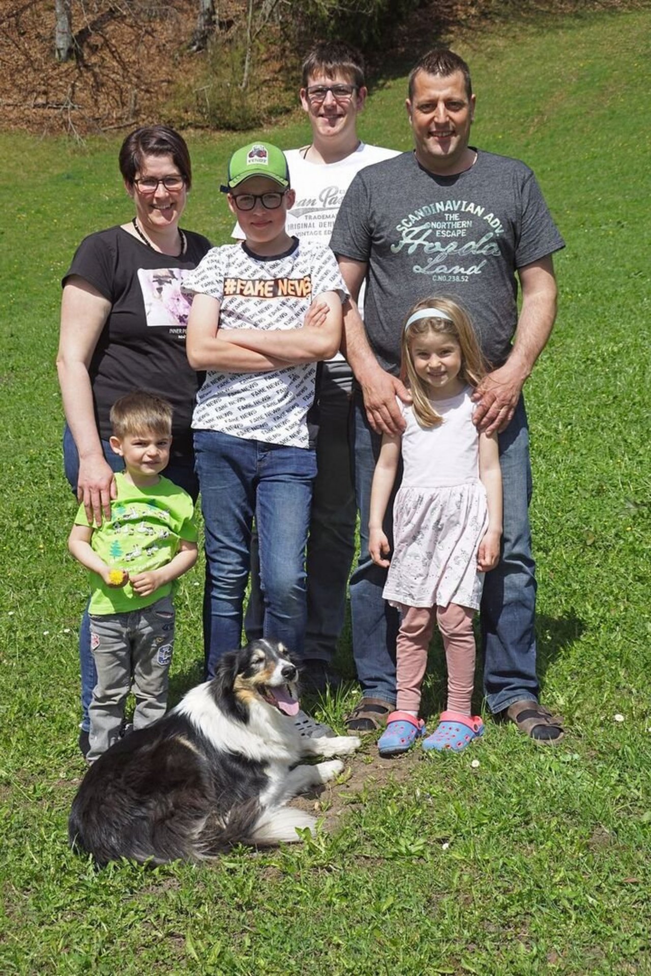 Foto der Familie Betschart inklusive Hund.