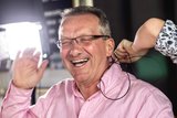 «AgrarTalk» für «die grüne»: Gesprächsteilnehmer Michael Knoch von Porco Sano wird verkabelt. Bild: Pia Neuenschwander 