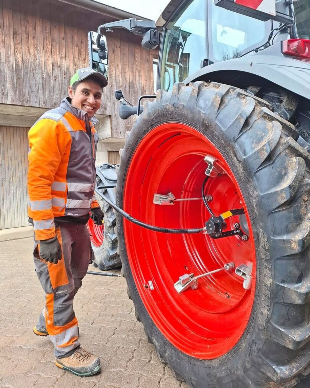 Peter Buser versorgt die Breitreifen mit einer RDA. 