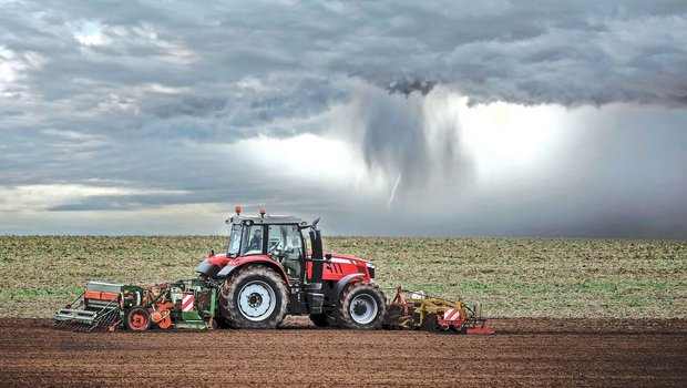 Ist der Regen vorüber und der Boden genug trocken, geht es los mit den Feldarbeiten. Die Landwirte wären bereit, bei Kulturen wie der Kartoffel drängt die Zeit. 