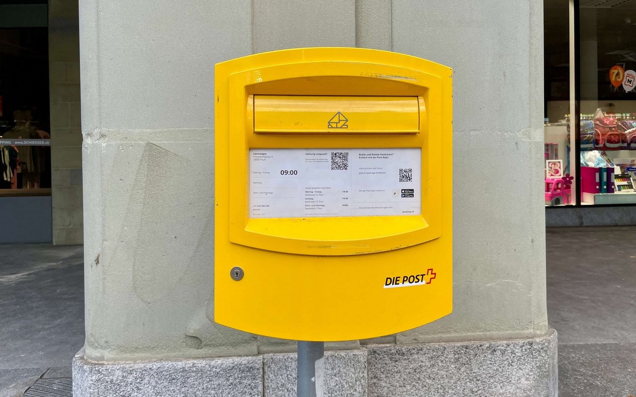 Symbolbild eines gelben Briefkastens.