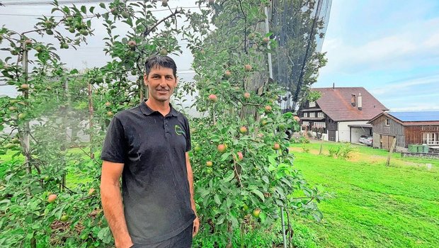 Roman Stüdli freut sich auf die guten Ernteaussichten in diesem Jahr. 2024 hatten Stüdlis im Gegensatz zu vielen Obstbauern Pech. Im Mai 2024 hatte ein lokales Hagelereignis einen Grossteil der Ernte zerstört. 