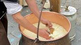 Am Cheese-Festival in Thun BE können die Besucher in einer mobilen Schaukäserei dem Käser bei der Arbeit zuschauen. (Bild: «die grüne» / Jürg Vollmer)