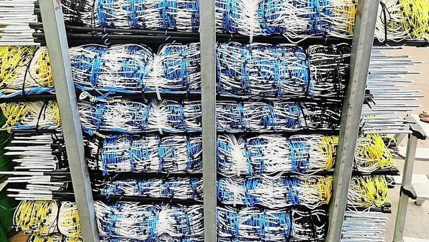 Die blau-weisse Farbe, zusätzliche Flatterbänder und Blinklichter machen die Zäune für Nutz- und Wildtiere besser sichtbar.
