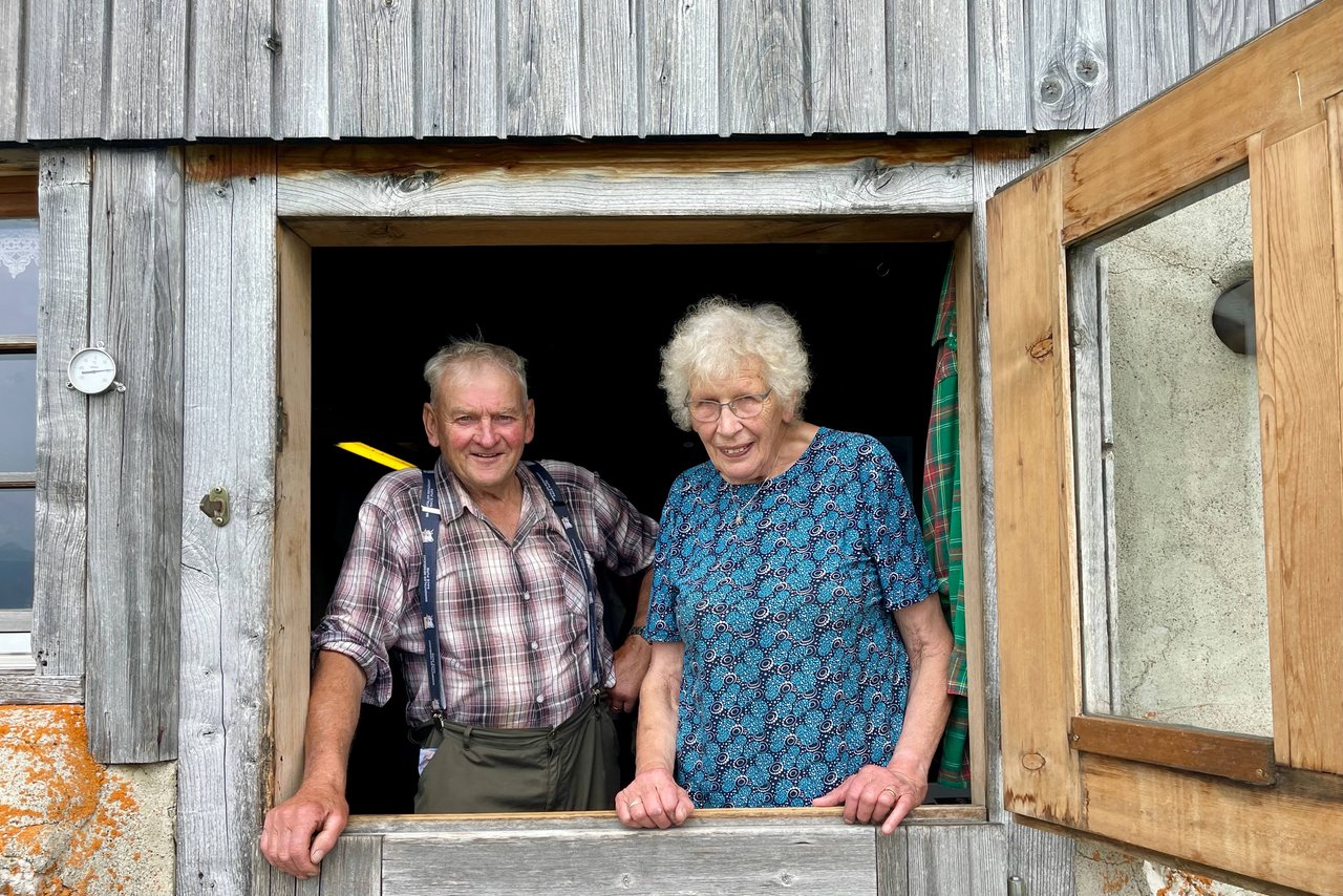 Die Alp Obriste Morgete wird von der Familie Siegenthaler geführt. Hansjürg Siegenthaler ist der Bewirtschafter, seine Mutter Rosmarie die Käserin und Vater Hansueli Siegenthaler der Senn. (Bild: Jürg Vollmer / «die grüne»)