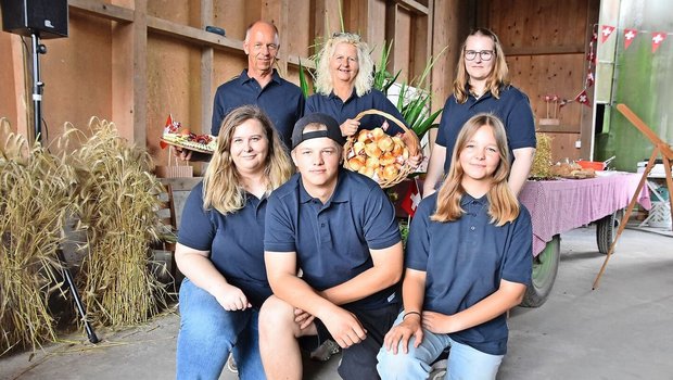 Meisterten das Brunch-Projekt: Familie Adrian und Jacqueline Weber mit den Kindern Janine (hinten r.), Joëlle, Cédric und Deborah (vorne v. l. n. r.).