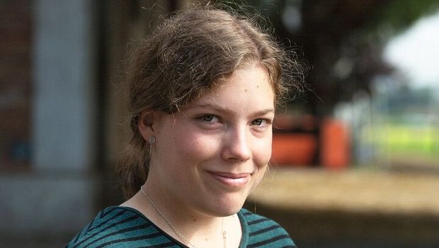 Die 18-jährige Meya Die 18-jährige Meya Urben geniesst den Einsatz auf dem lebhaften Betrieb.