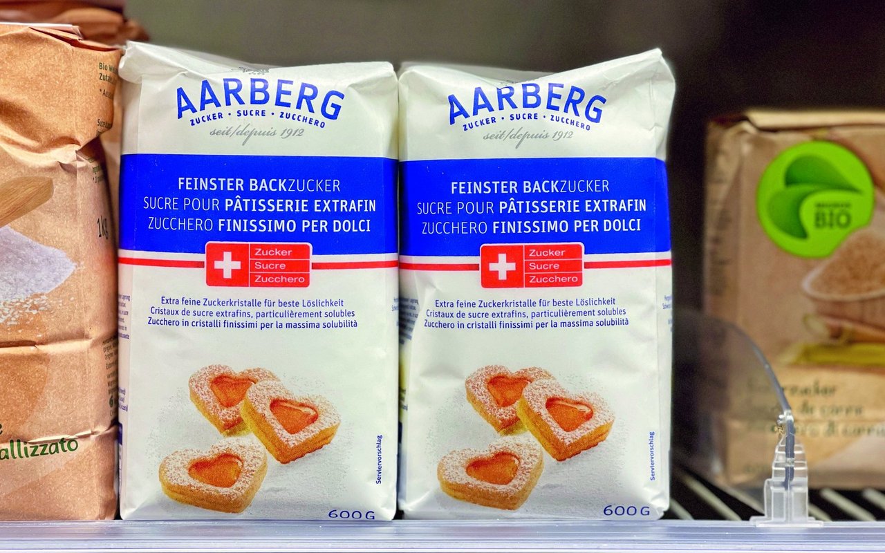 Verpackter Schweizer Zucker steht im Verkausregal.