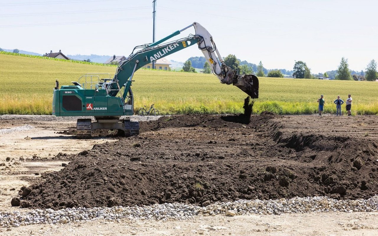 Bagger schichtet Ober- und Unterboden auf