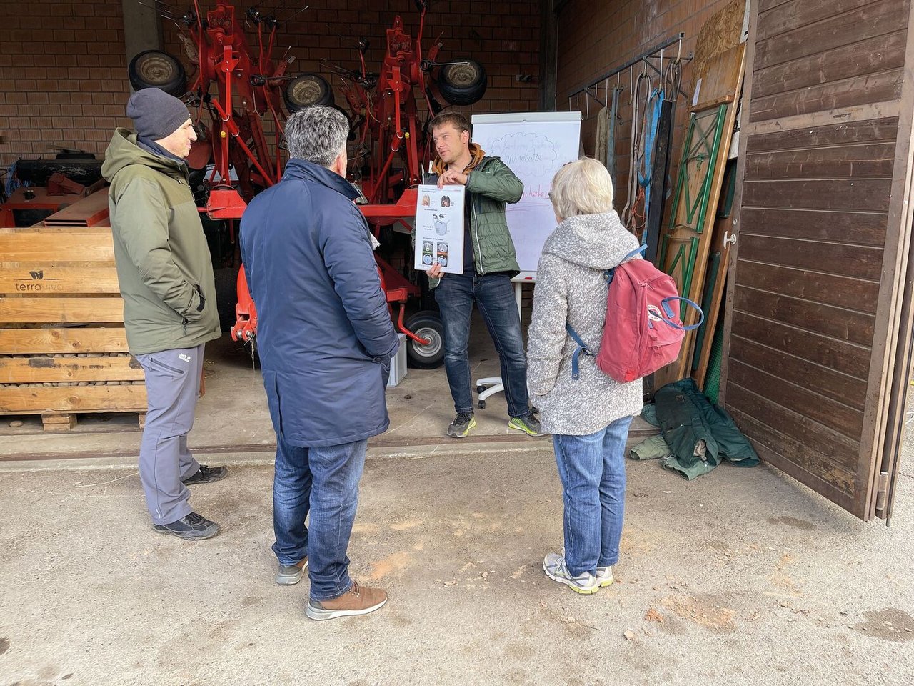 Kursleiter Benjamin Wiedmer vom Inforama erklärt den Kursteilnehmern auf der Schwand, wie landwirtschaftliche Maschinen funktionieren und was punkt Sicherheit beachtet werden muss.