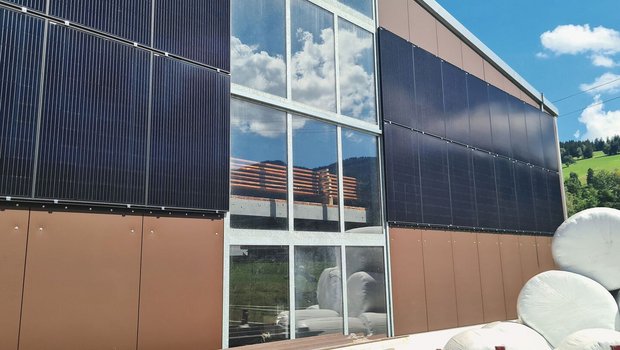 Damit auch im Winter – wenn die Sonne flach einstrahlt – genügend Eigenstrom produziert wird, sind einige Photovoltaikmodule an der Südfassade der Maschinenhalle montiert. 