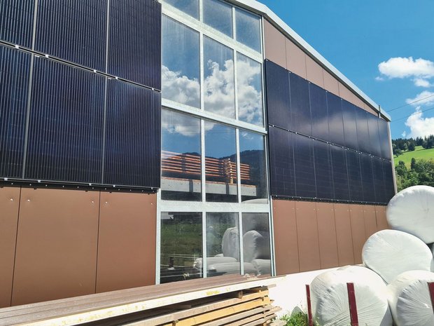 Damit auch im Winter – wenn die Sonne flach einstrahlt – genügend Eigenstrom produziert wird, sind einige Photovoltaikmodule an der Südfassade der Maschinenhalle montiert. 