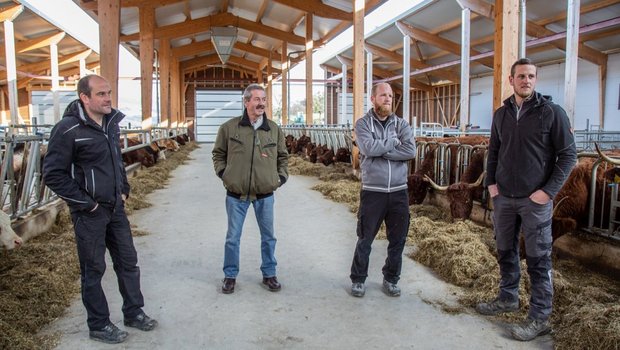Fruchtbare Zusammenarbeit bei der Fruchtfolgegemeinschaft «Association du Grillon» Weil die Zusammenarbeit in der Fruchtfolgegemeinschaft derart gut funktioniert, haben die Landwirte auch einen gemeinsamen Stall gebaut. Christian Stähli (2.v.l.) hat sich altershalber nicht daran beteiligt.
