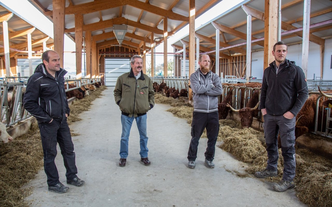 Weil die Zusammenarbeit in der Fruchtfolgegemeinschaft derart gut funktioniert, haben die Landwirte auch einen gemeinsamen Stall gebaut. Christian Stähli (2.v.l.) hat sich altershalber nicht daran beteiligt. 