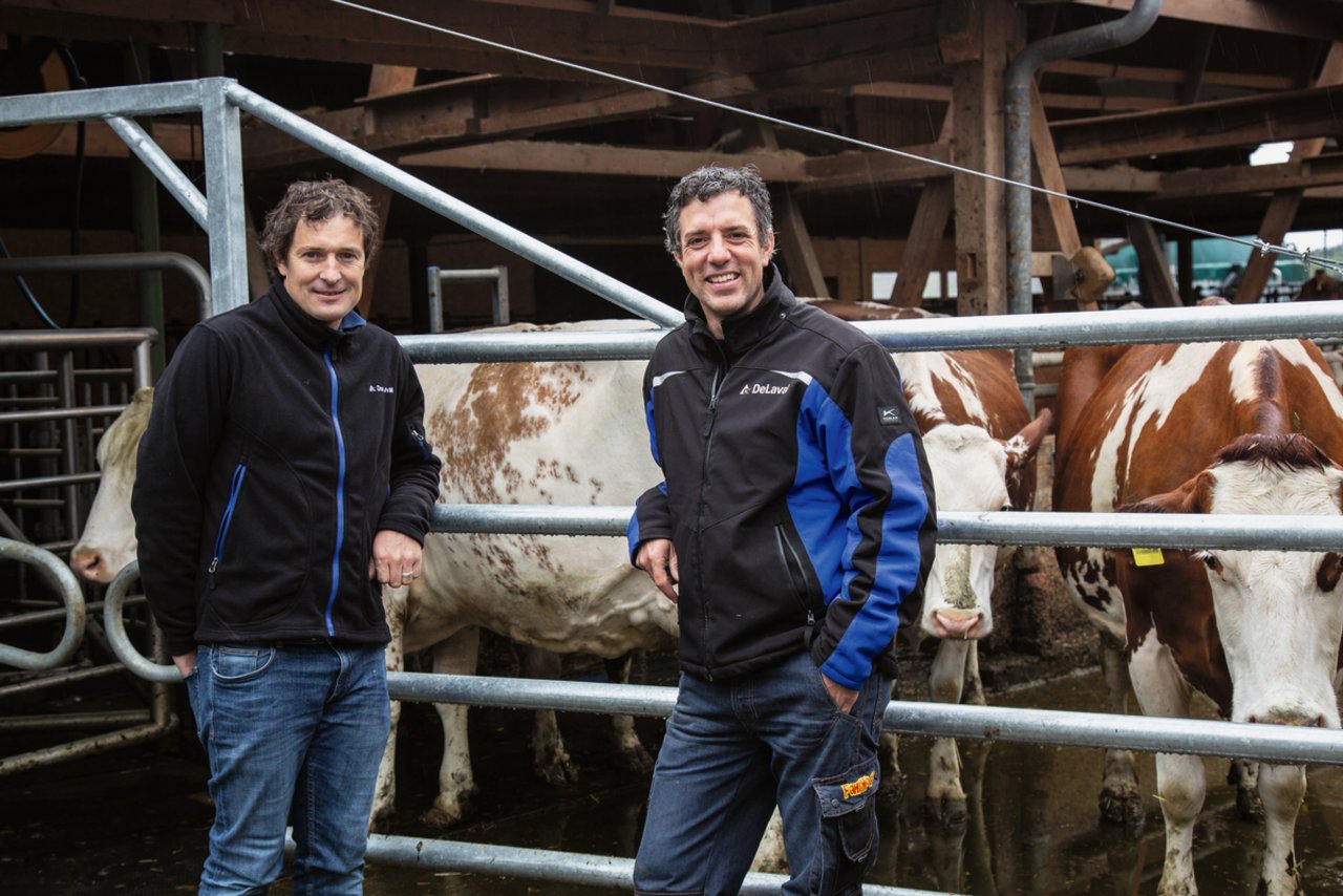 Urs Schmid von DeLaval, links und Samuel Imboden, Betriebsgemeinschaft Agrino, Remetschwil AG. Bild: Pia Neuenschwander