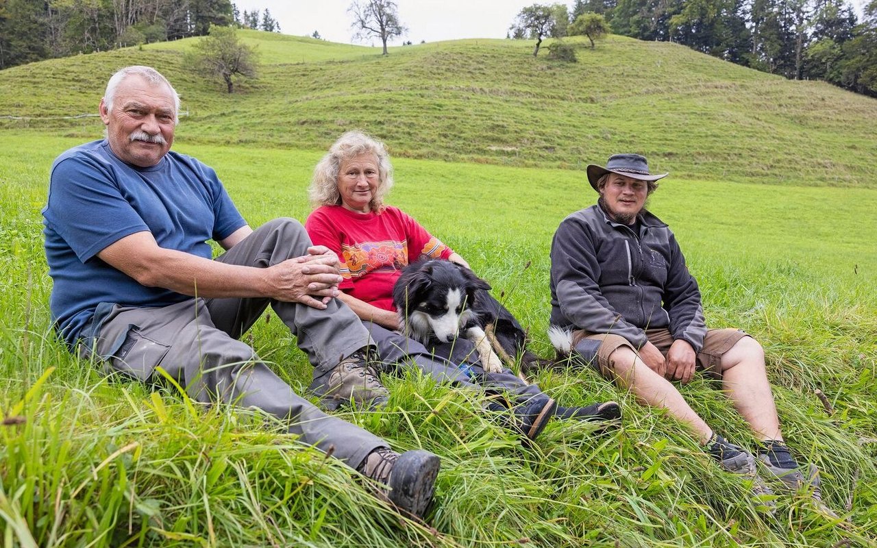 Familie Sudler sitzt im Gras