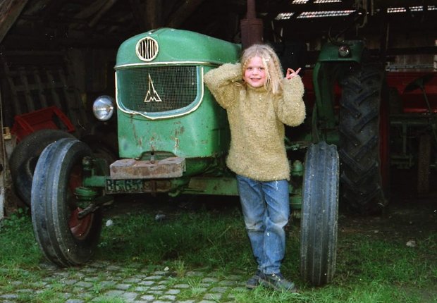 Tiere mag sie sehr, Traktoren auch: Eleonora Massini (Online Marketing, Schweizer Agrarmedien) Bild: Michael Massini 