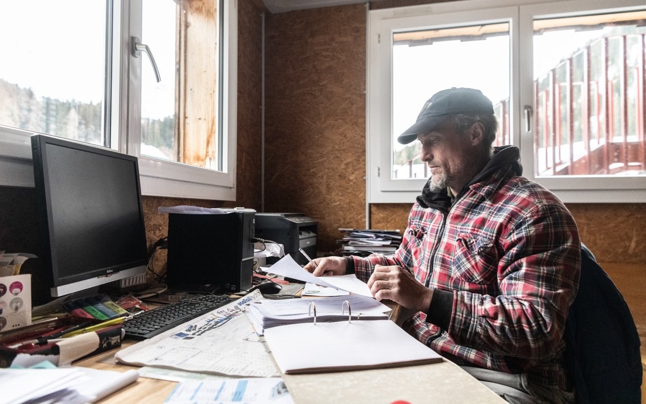 Simon Brasser ist der Büro-Verantwortliche. 