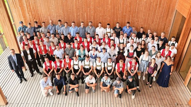 Ganz schön viele: Di Ganz schön viele: Die erfolgreichen Erstausbildner, Zweitausbildner und Attestlernenden feierten am 3. Juli ihre Diplomübergabe am Landwirtschaftlichen Zentrum Salez