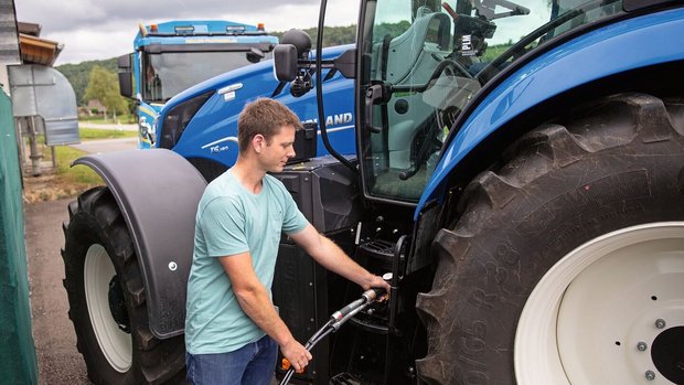 Der Traktor wird sch Der Traktor wird schnell und einfach mit Biogas vom Hof betankt. Dahinter wartet der Kehrichtwagen. Die Entsorgungsfirma Keller hat zum Start der Biogas-Tankstelle ein neues gasbetriebenes Kehrichtauto gekauft und ein weiteres bestellt.