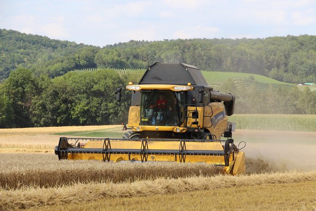 Die überbetriebliche Zusammenarbeit bringt Erleichterung und zusätzliche Ressourcen für Landwirte Durch die überbetriebliche Zusammenarbeit kann in Maschinen und Technik gemeinschaftlich investiert werden. Dies funktioniert z. B. durch jährliche Abrechnung. (Bild BauZ)