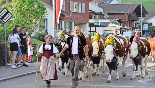Susanne und Urs Bernhard marschieren mit ihrer Kuhherde vorneweg. Rund 20 Kühe haben sie für die Alpabfahrt herausgeputzt. 