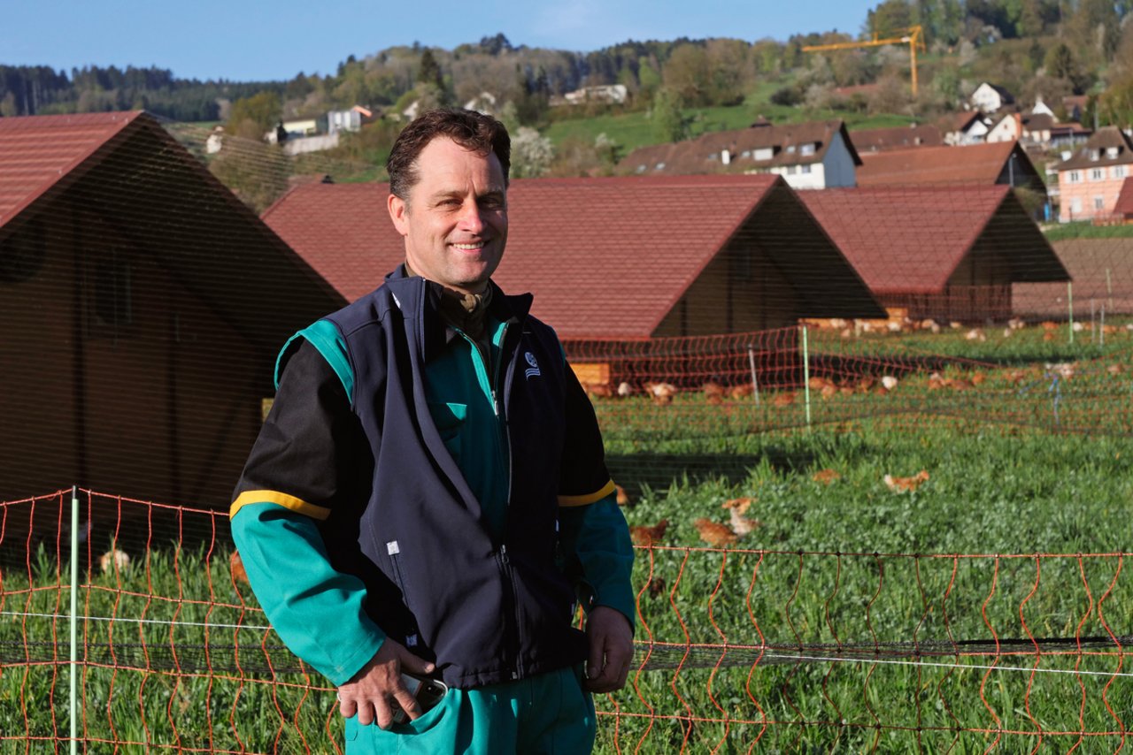 Landwirt Daniel Steiner checkt die Spannung auf den Zäunen regelmässig. Bild: Martina Rüegger 