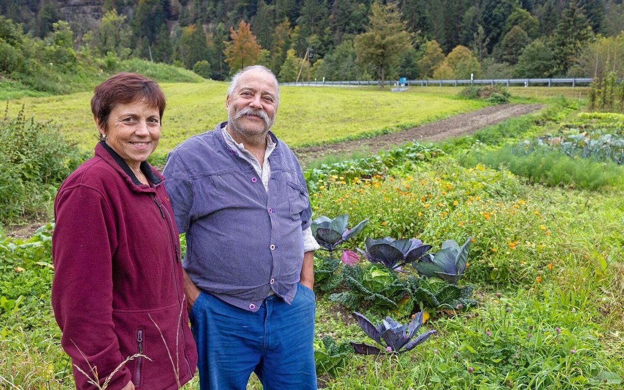 Anita und Markus Schmid stehen vor ihrem grossen Pflanzblätz