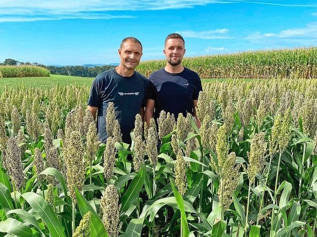 Quentin Francillon bewirtschaftet gemeinsam mit seinem Vater Pascal einen Betrieb in Daillens VD. Ihre Klimaleistungen überprüfen sie mit dem Klimarechner CAP’2ER.  