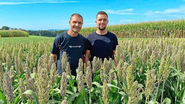 Quentin Francillon bewirtschaftet gemeinsam mit seinem Vater Pascal einen Betrieb in Daillens VD. Ihre Klimaleistungen überprüfen sie mit dem Klimarechner CAP’2ER.  