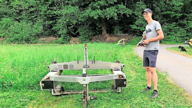 Entwickler Amadeo Knüsel, ein ETH-Ingenieur, mit dem ferngesteuerten Hillbot-Mäher im praktischen Einsatz. Der ist für Steillagen bis 70 Prozent und künftig noch mehr geeignet. 