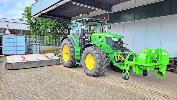 Der starke Laubbläser 6,8 Meter vor dem Heckmähwerk war am effektivsten.