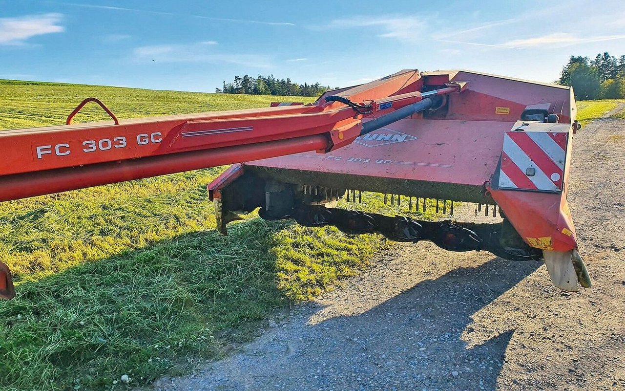 Mit der Vollkasko-Versicherung über den Traktor kann ein Schaden wie an diesem 20-jährigen Mähwerk zum Neuwert versichert werden. Der detaillierten Vergleich ist auf der nächsten Seite.