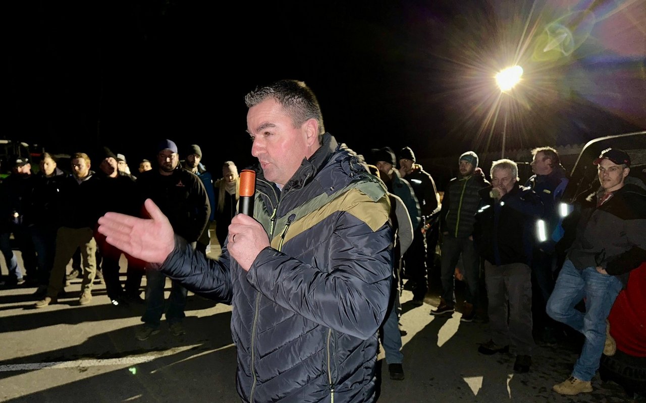 Nationalrat und Landwirt Thomas Knutti spricht zu den 200 Landwirten.