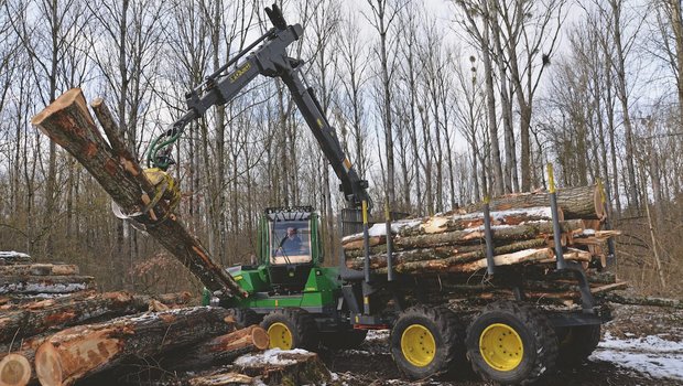 Die Kabine des John Deere-Forwarder 1010G dreht synchron mit dem Kran. Bild: Beat Schmid