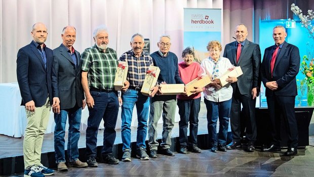 Vizedirektor Alex Barenco, Vizepräsident Adrian Weber, die geehrten Milchwäger, Präsident Markus Gerber und Direktor Michel Geinoz (v. l. n. r.) anlässlich der DV des grössten Viehzuchtverbands der Schweiz.