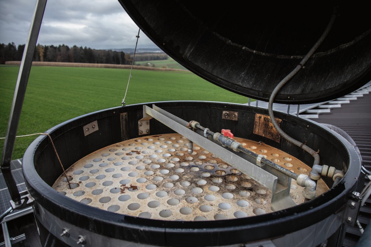 Blick in die geöffnete Wärmerückgewinnung auf dem Dach der Halle. Im Hintergrund die Photovoltaik-Anlage mit einer Leistung von 70 kWp. Bild: Pia Neuenschwander