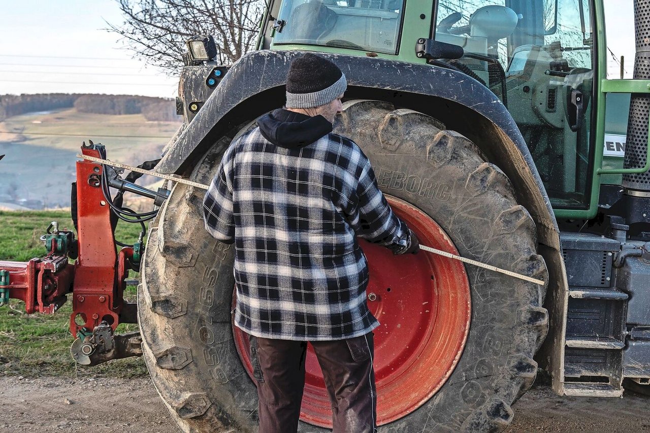 Beat Sprenger stellt den Oberlenker auf einen Winkel ein, welcher in der Verlängerung mit der Vorderachse kreuzt.